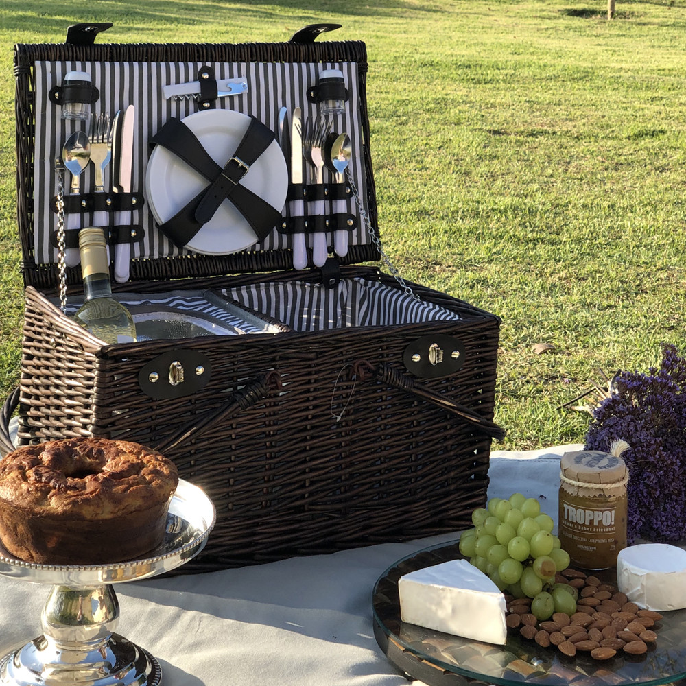 Cesta de Piquenique Artesanal em Rattan com Acessórios