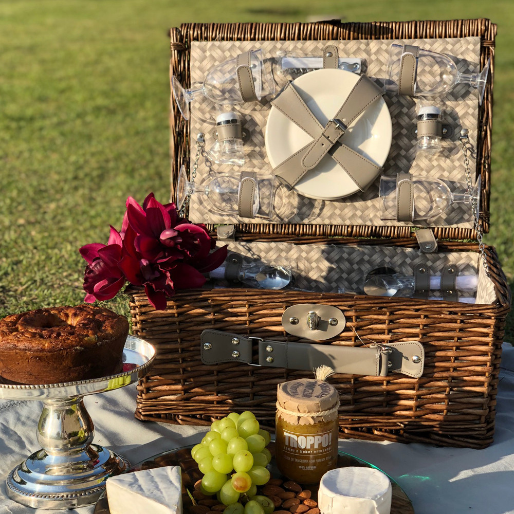 Cesta de Piquenique Artesanal em Rattan com Acessórios